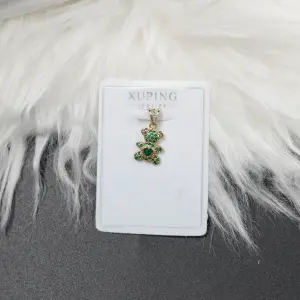 DIJE OSITO DORADO PIEDRAS VERDES