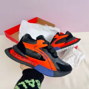 BALENCIAGA