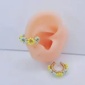 EARCUFF DORADO TEJIDO FLORES AZUL Y AMAR