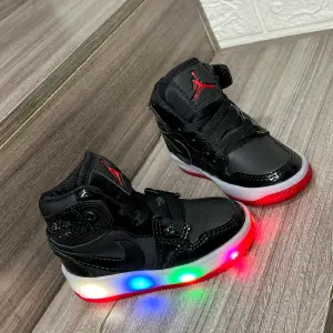 JORDAN NEGRO BRILLANTE NIÑO SUELA ROJA