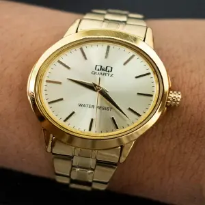 Reloj Mujer Qyq Q861j010y Dorado