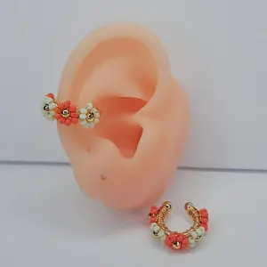 EARCUFF DORADO TEJIDO FLORES ROJAS Y BLA