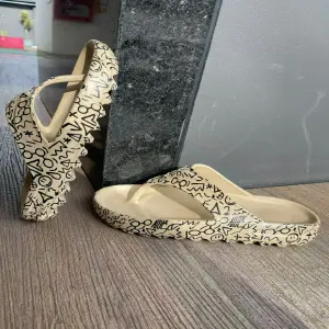 Yezy trespuntada estampada