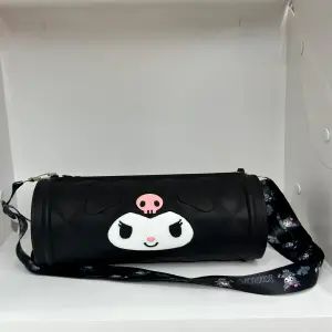 BOLSO EN FORMA DE CILINDRO NEGRO KUROMI