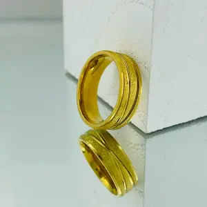 ANILLO DORADO CON LINEAS