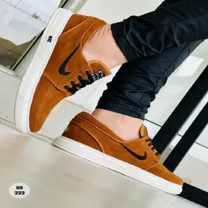 CASUAL NIKE