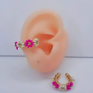 EARCUFF DORADO TEJIDO FLORES BLANCA Y RO