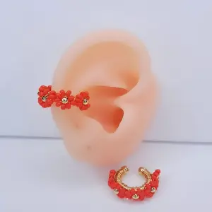 EARCUFF DORADO TEJIDO FLORES ROJAS
