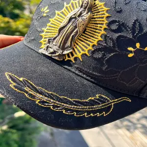 Gorra Negra Guadalupe 3D Espigas Doradas