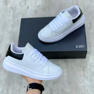 TENIS ALEXANDER MC QEEN BLANCO NEGRO