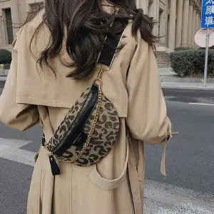 Riñonera con patrón de leopardo