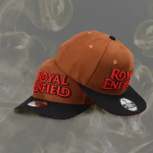 Gorra curva Royal Enfield visera negra