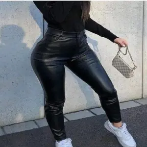 PANTALON CLASICO TIPO CUERO NEGRO S