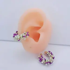 EARCUFF DORADO TEJIDO  MORADO Y BLANCO