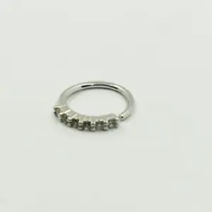 PIERCING PLATEADO CIRCULAR CON CRISTALES