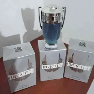 colonia ,perfume invictus,