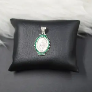 DIJE VIRGEN PLATEADO PIEDRAS VERDES