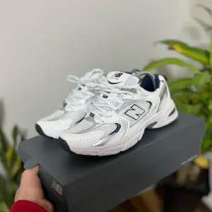 NEW BALANCE 530 DAMA & HOMBRE