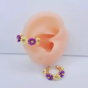 EARCUFF DORADO TEJIDO FLORES MORADA Y AM