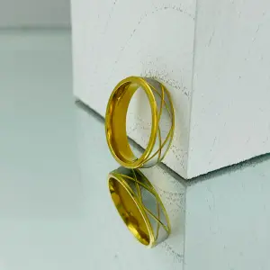 ANILLO DORADO CON PLATEADO Y LINEAS