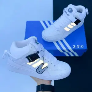 BOTA BAD BUNNY BLANCO REFLECTIVO