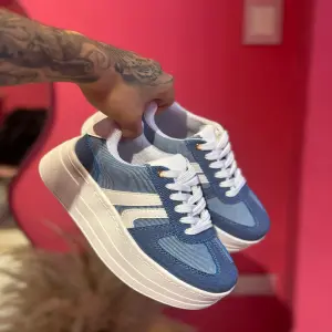 Tenis tipo Jean suela blanca
