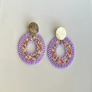 ARETA TEJIDA EN MORADO