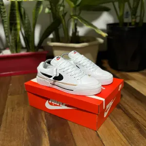NIKE BLAZZER BLANCA NEGRA