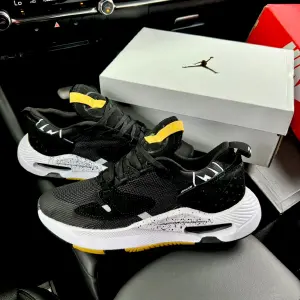 air jordan cadence negro amarillos