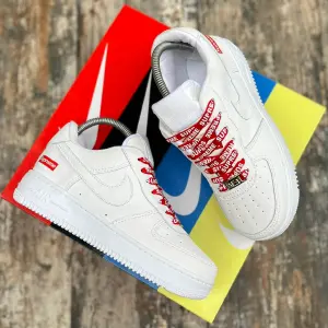 NIKE FOR SUPREME DAMA Y CABALLERO_BLANCO