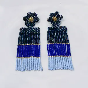 ARETA TEJIDA EN AZUL DE PELOS