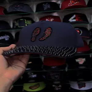 Gorra Louis Vuitton Adiamantada