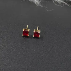 TOPO CUADRADO ROJO TIPO DIAMANTE DORAD#5