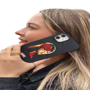 CASE DISEÑO RELIEVE IRON MAN