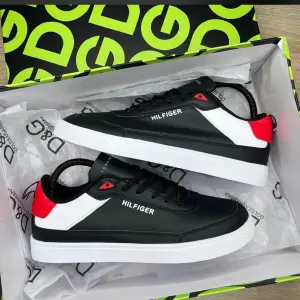 TOMMY HILFIGER_NEGRO