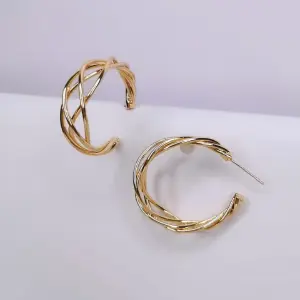 ARETA TRENZA DORADA