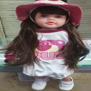 muñeca real que interactua