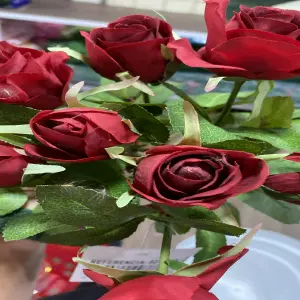 Rosas rojas artificiales