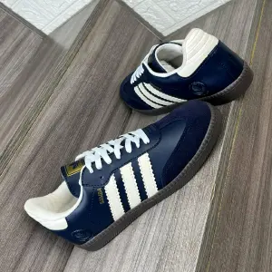 SAMBA AZUL MARINO RALLA BEIS SUELA BAJA: Elegancia y Comodidad en Cada Paso - SAMBA AZUL MARINO RALLA BEIS SUELA BAJA