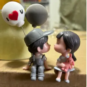 FIGURA PAREJA LOVE GRIS