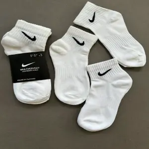 MEDIA TOBILLERA NIKE 1.1 IMPORTADA