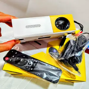 MINI PROYECTOR LED PORTATIL YG 300