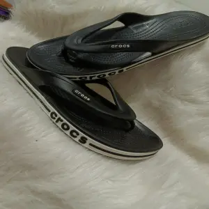 CHANCLAS CROCS NEGRAS
