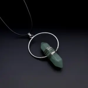 Collar Péndulo Aro Cuarzo Jade: Elegancia Natural en Cada Movimiento - Collar Pendulo Aro Cuarzo Jade