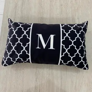 Elegancia Clásica: Funda de Cojín M Classic Black & White - Funda de Cojín  M Classic Black & White
