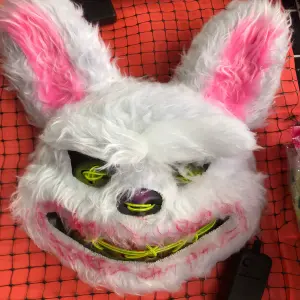 Peluche de Conejo Mascara: ¡Terror y Ternura en Uno! - Mascara conejo terror de peluche