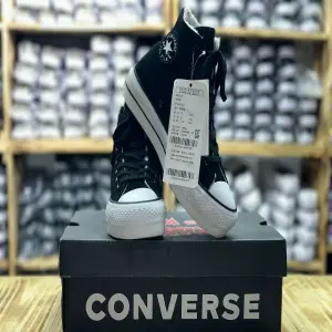 Converse Plataforma Gamuza Negro: Estilo y Comodidad Elevados - Converse plataforma gamuza negro
