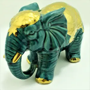 Elegancia y Estilo: Elefante Decorativo Verde con Dorado - Elefante decorativo verde con dorado