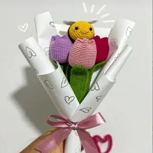 Ramo de 3 Tulipanes y Abeja de Ganchillo: Encanto Artesanal para tu Hogar - Ramo de 3 Tulipanes y abeja Crochet