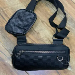 Elegancia y Funcionalidad: Carriel Louis Vuitton con Monedero 1.1 - Carriel louis vuitton con monedero 1.1